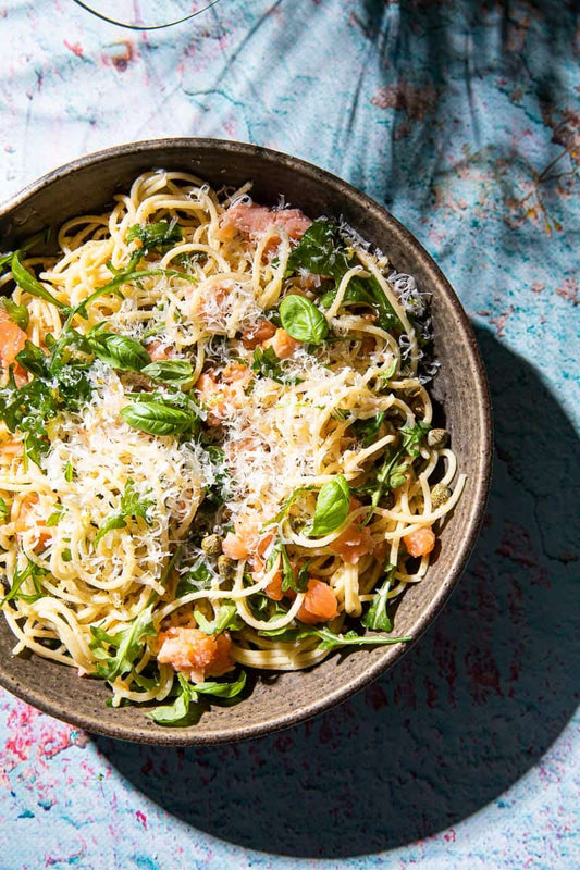 Spaghetti met gerookte zalm snippers, rucola en parmezaan